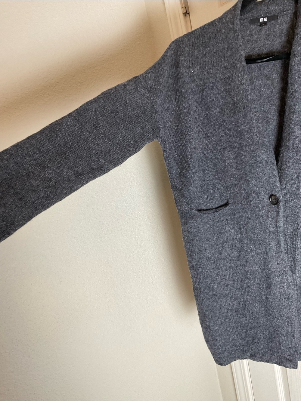 Uniqlo 100% Wool Gray Cardigan Sweater size XSMALL - Picture 4 of 12